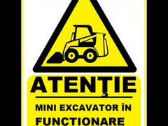 Placuta atentie mini excavator in functionare